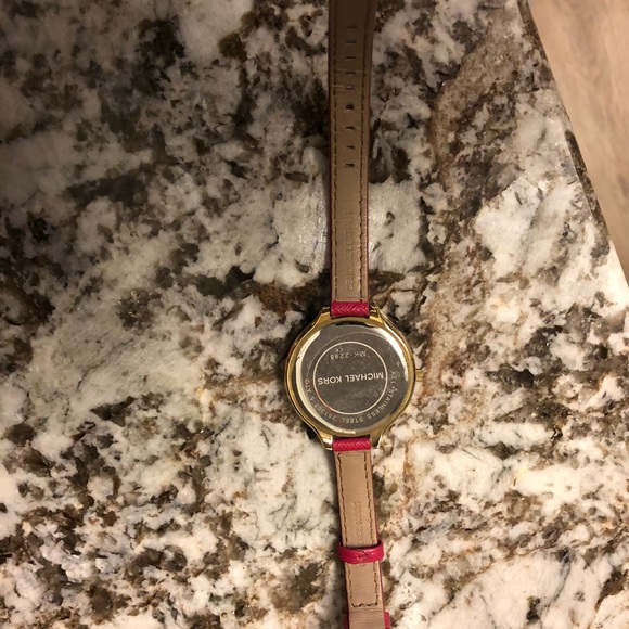 Pink MK watch looks new! - Picture 4 of 4